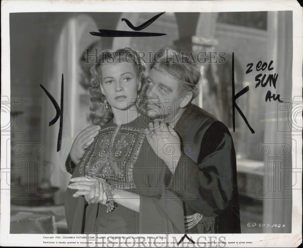 1953 Press Photo Rita Hayworth and Charles Laughton in a scene from "Paloma"- Historic Images