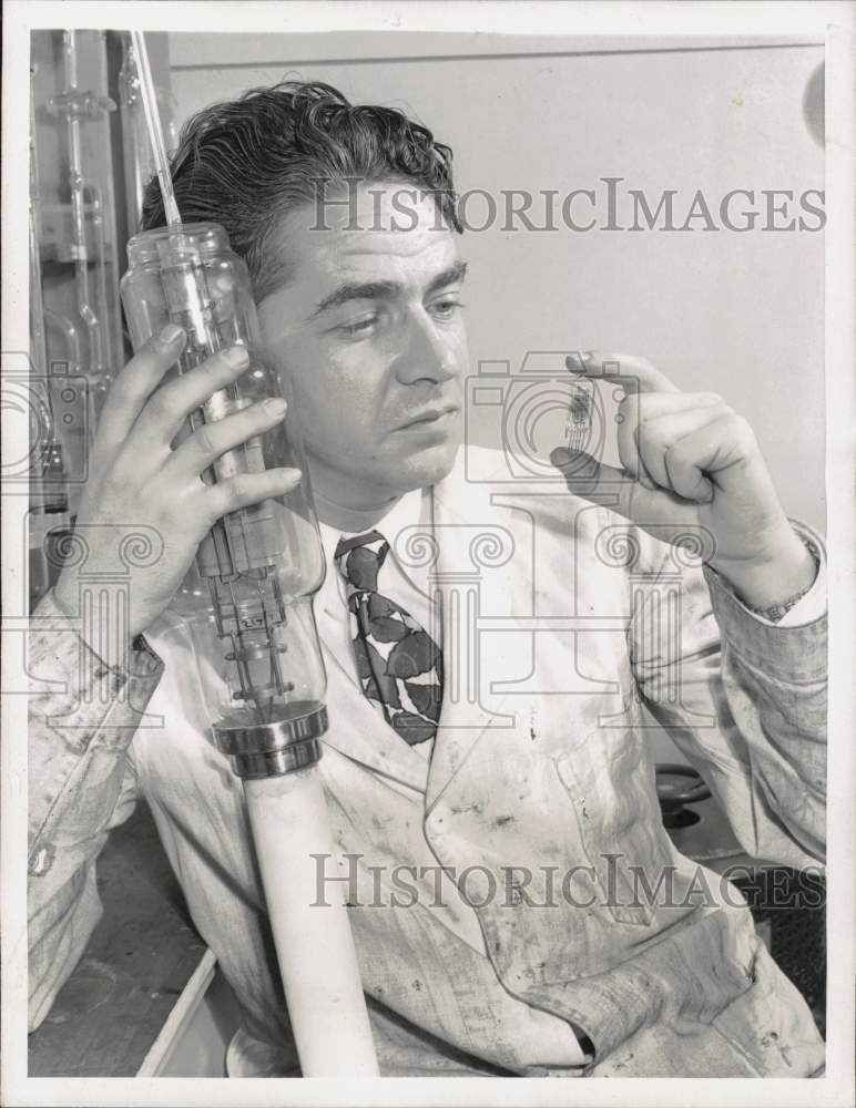 1944 Press Photo Swiss chemist Carl Albin shows electrical tubes in Los Angeles- Historic Images