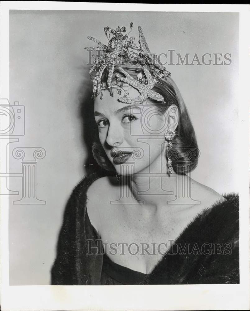 1951 Press Photo A model wears the &quot;Gay New York&quot; tiara by Mr. John - pix45903- Historic Images