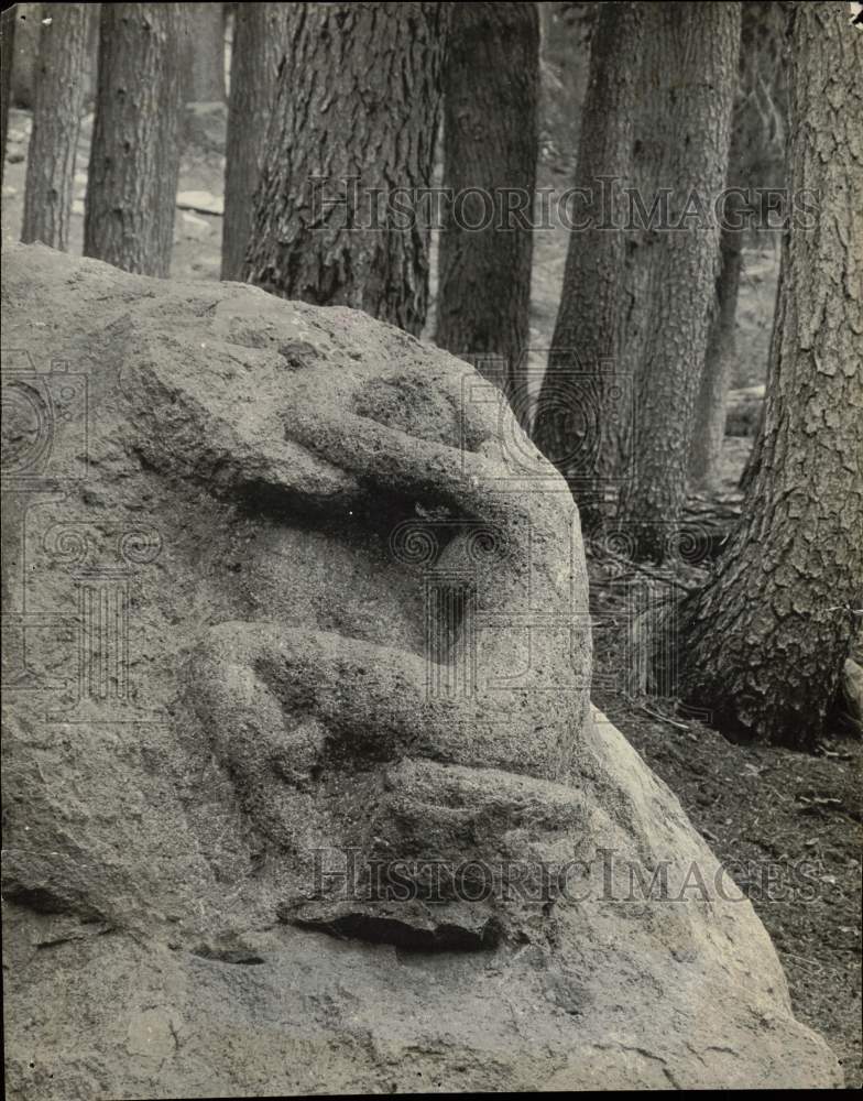 1923 Press Photo A woman&#39;s figure in a solid rock near Crater Lake, Oregon- Historic Images