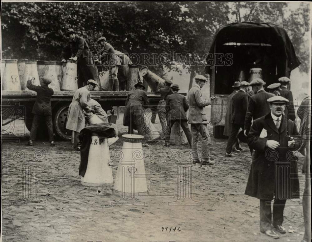 1926 Press Photo Volunteer workers load big cans of milk into a truck in London