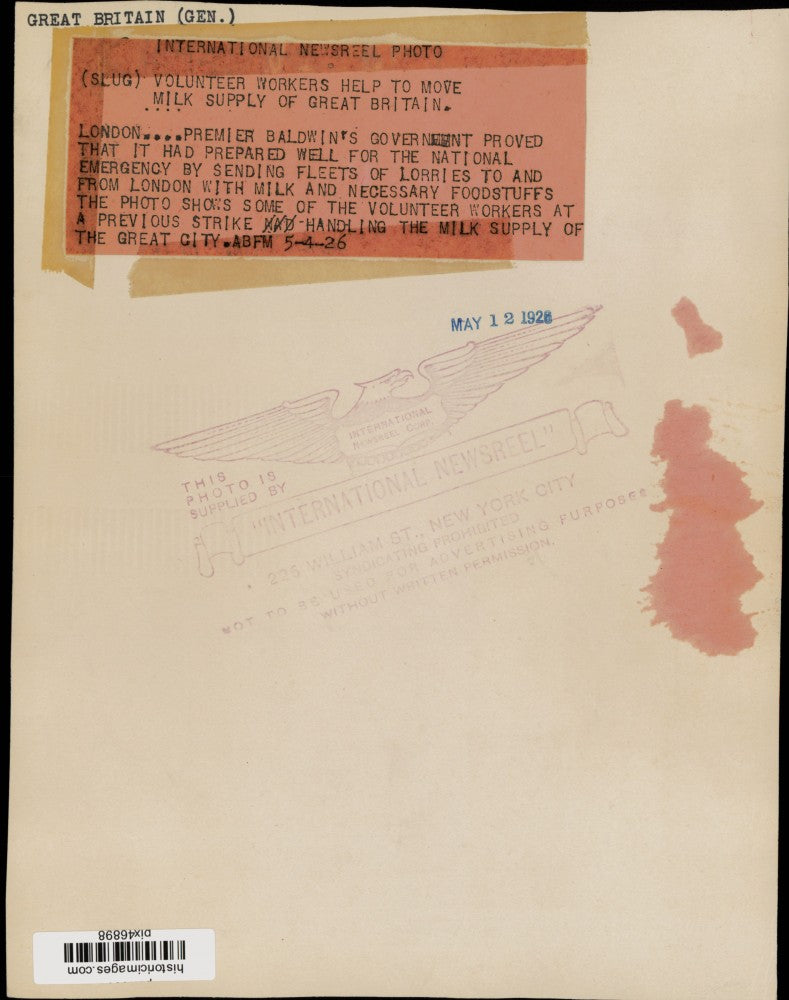 1926 Press Photo Volunteer workers load big cans of milk into a truck in London