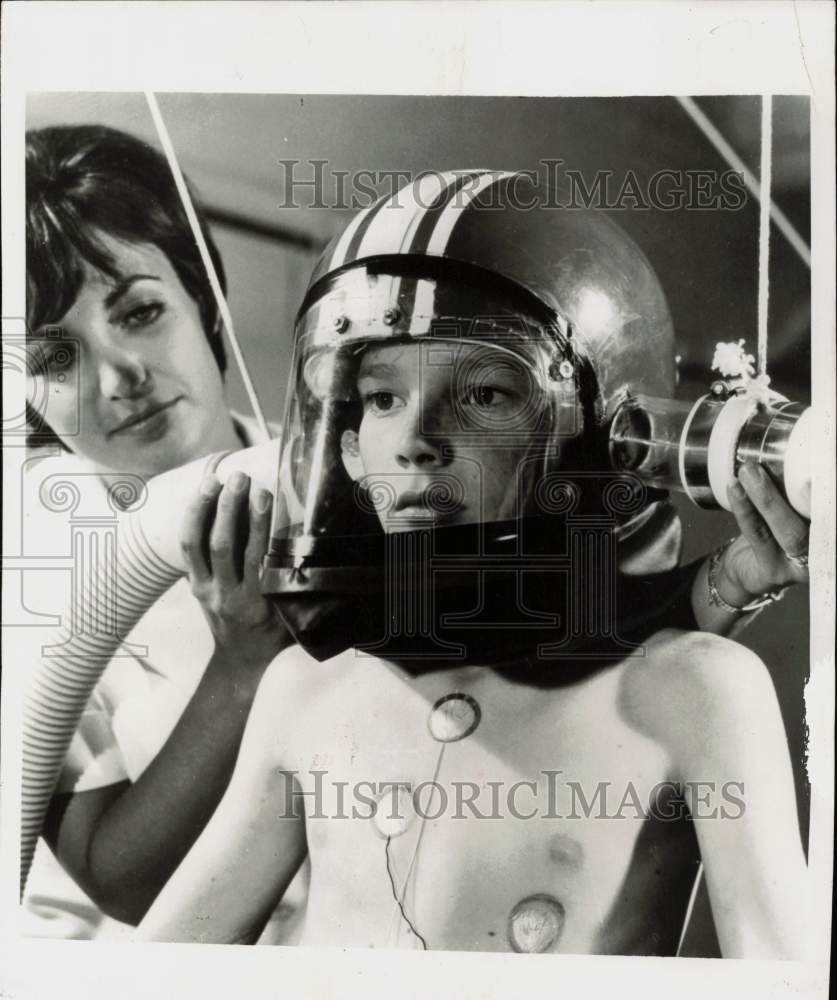 1967 Press Photo Respiratory helmet used in lung-function studies. - pix47424- Historic Images