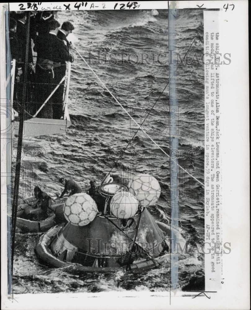 1973 Press Photo Frogmen prepare Skylab command module for lifting aboard ship- Historic Images
