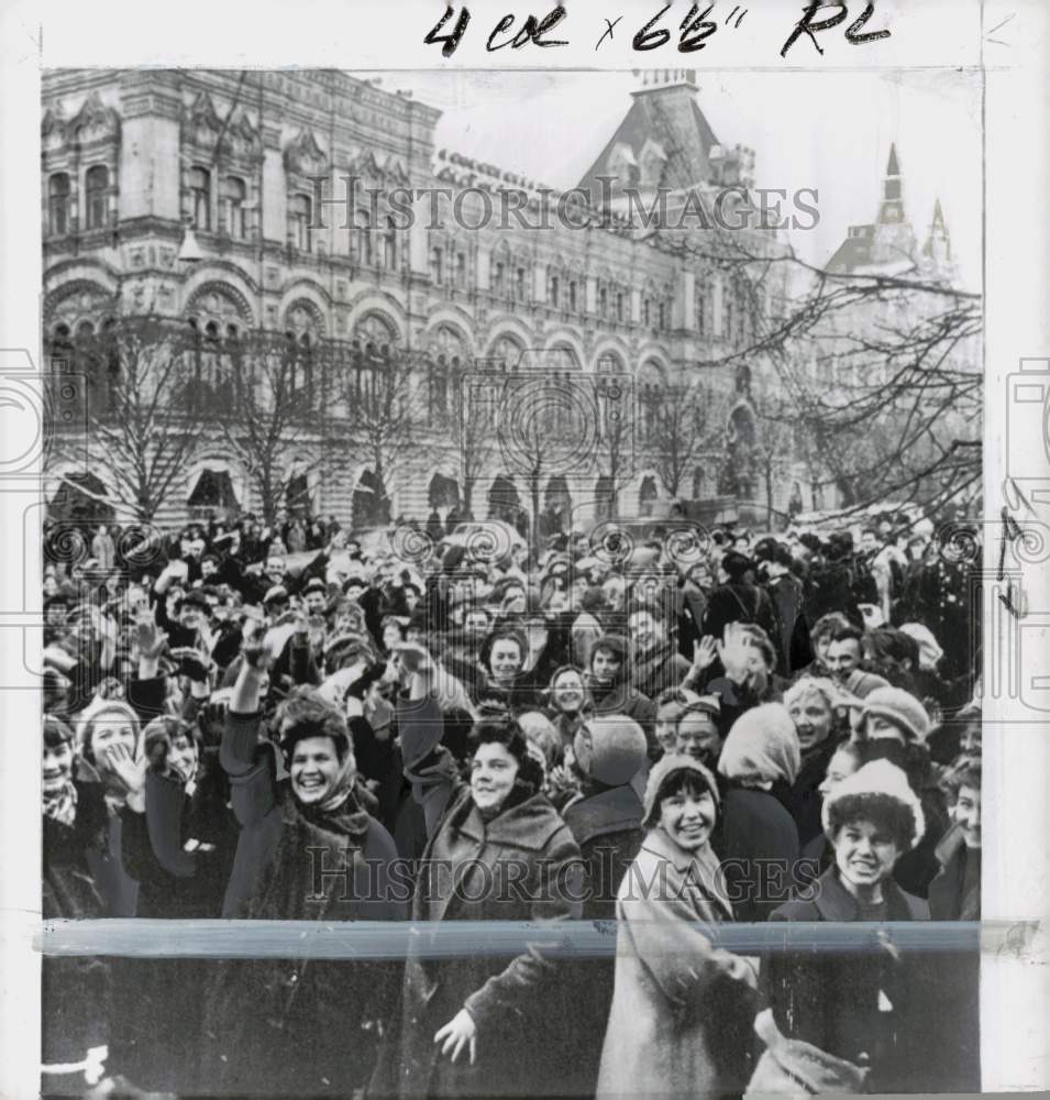 1961 Press Photo Crowd in Moscow cheers announcement of astronaut in space- Historic Images