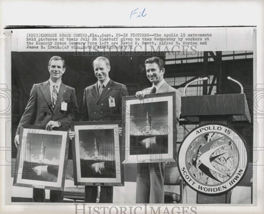 1971 Press Photo Apollo 15 astronauts receive pictures of their blastoff, FL- Historic Images