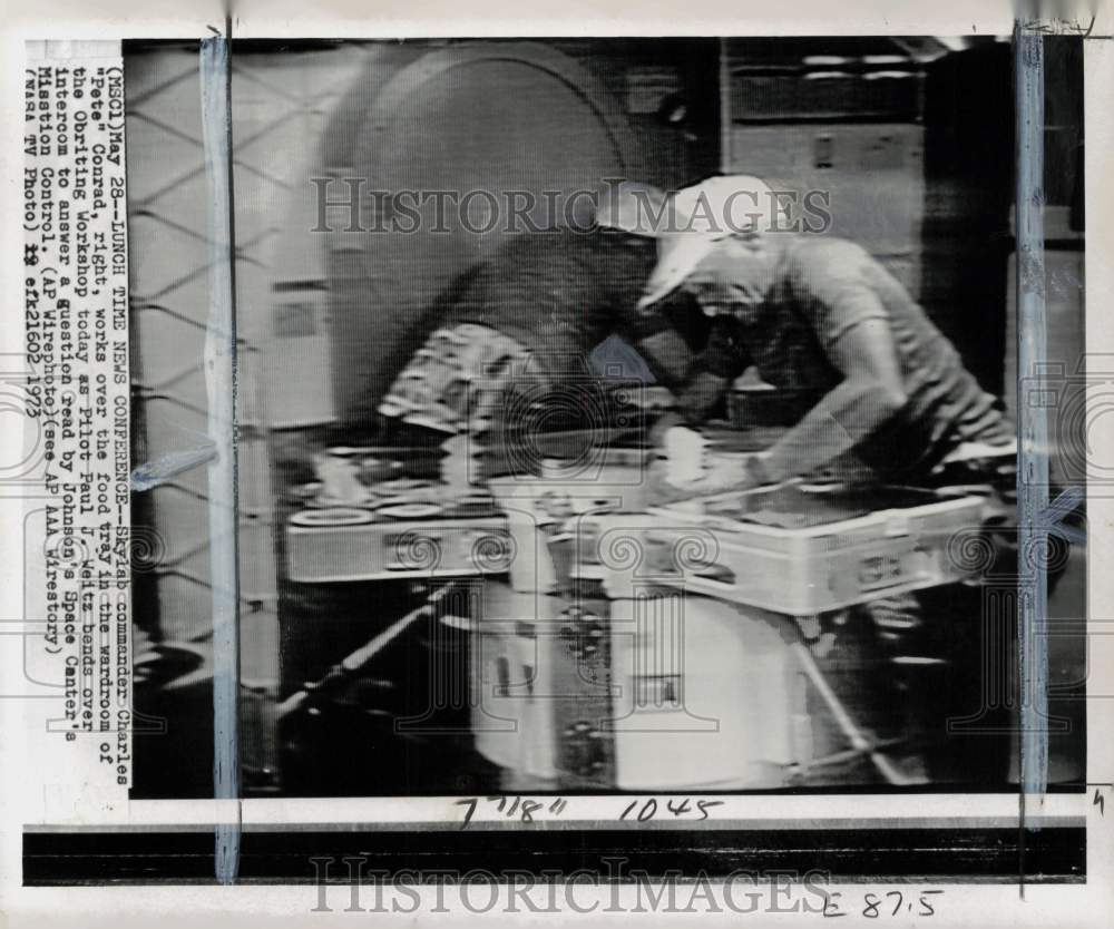 1973 Press Photo Skylab commander Charles Conrad works inside space station- Historic Images