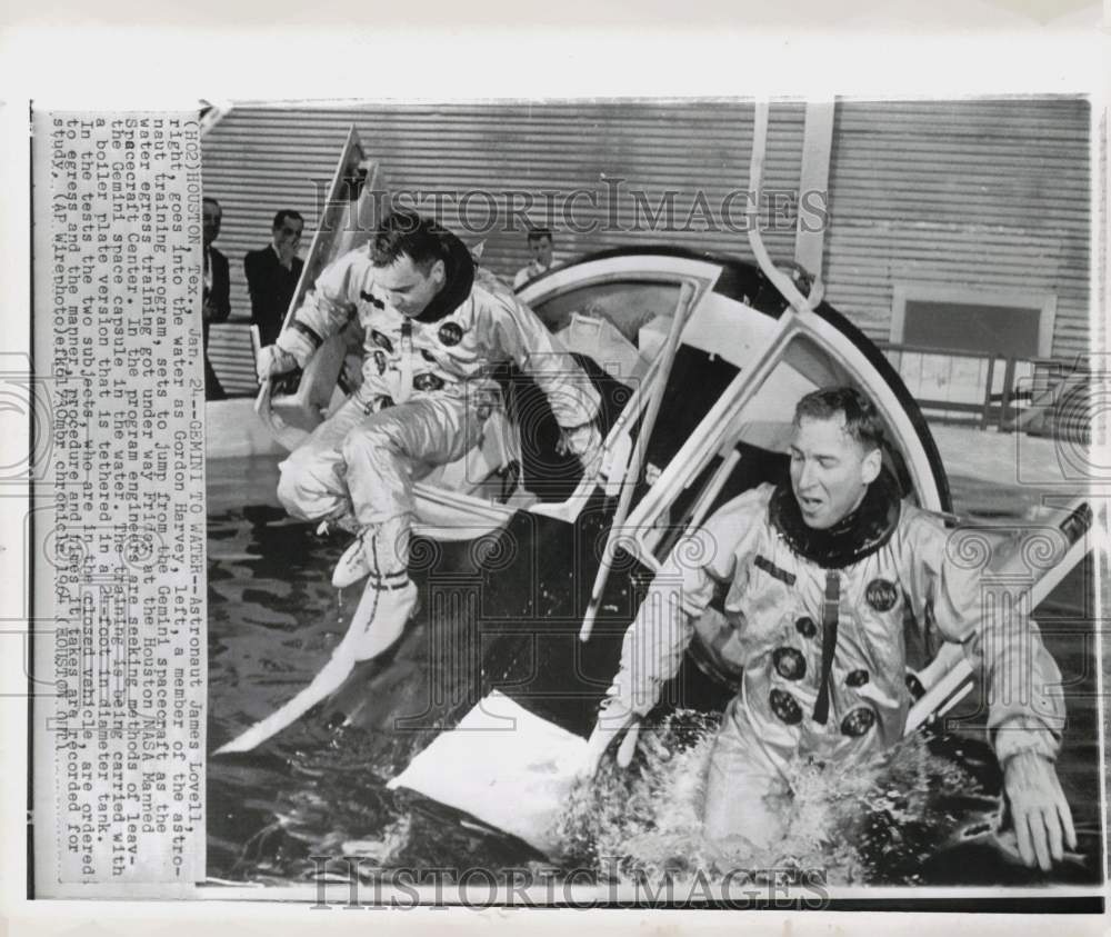 1964 Press Photo Astronaut James Lovell trains water egress at Houston, Texas- Historic Images