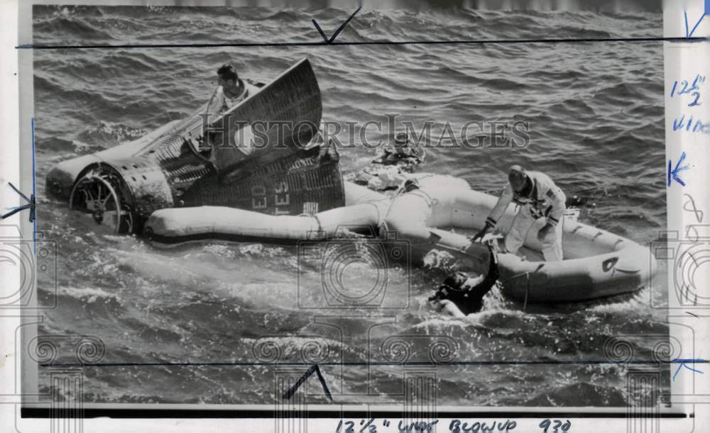 1966 Press Photo Frogman congratulates astronaut Charles Conrad after splashdown- Historic Images
