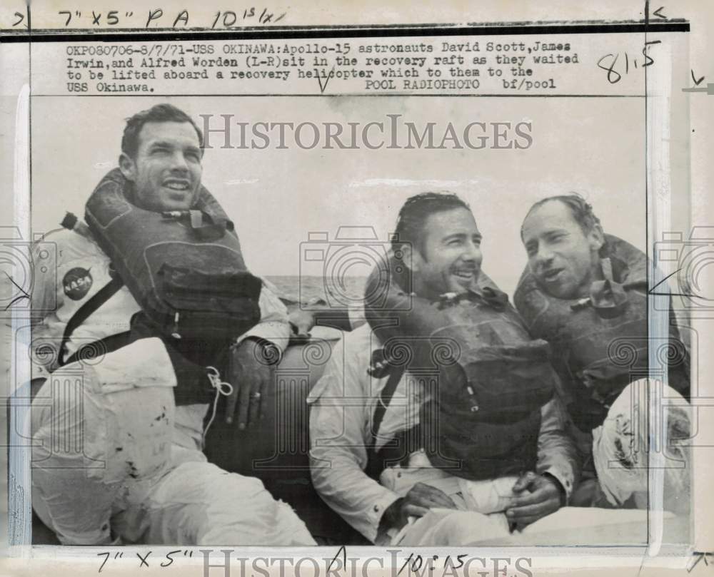 1971 Press Photo Apollo 15 astronauts sit on recovery raft after splashdown- Historic Images