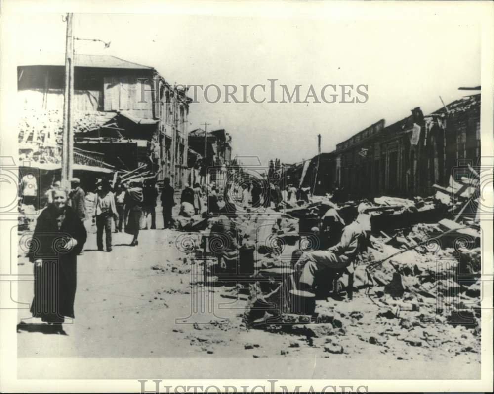 1939 Press Photo Santiago, Chile-Homeless families camp in streets after quake