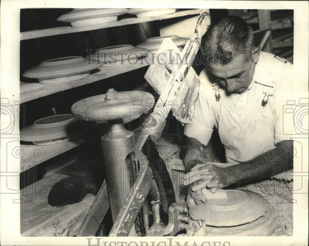 1938 Press Photo Trenton, N.J.-A factory worker hand tooling fine Chinaware