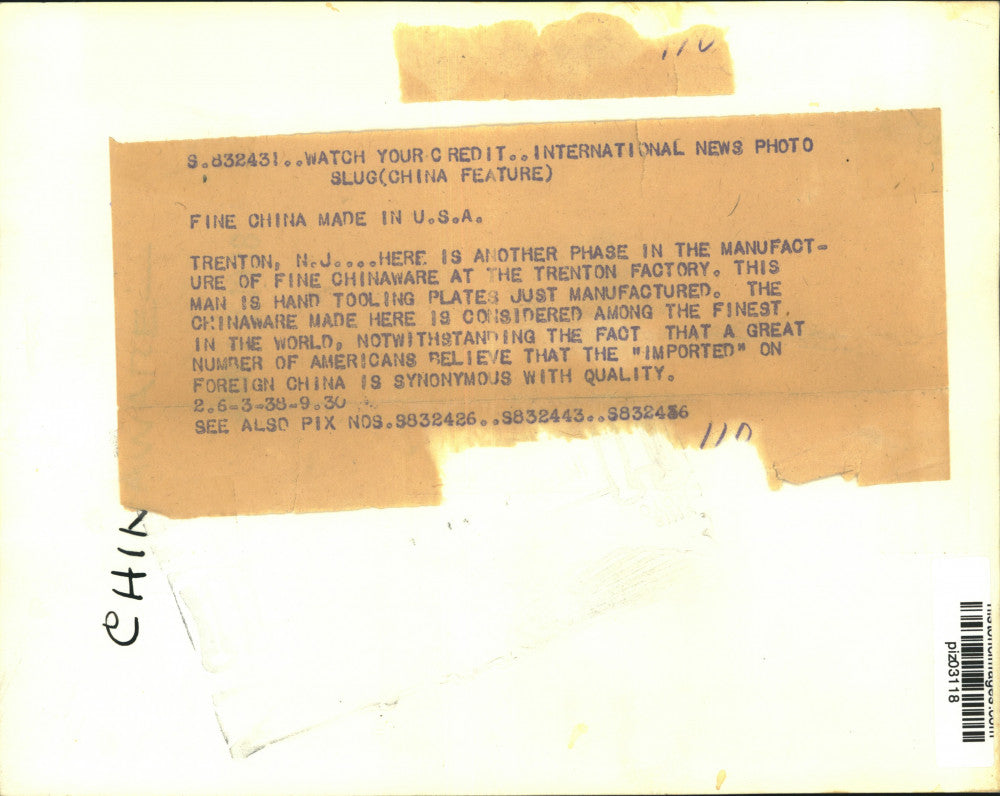 1938 Press Photo Trenton, N.J.-A factory worker hand tooling fine Chinaware