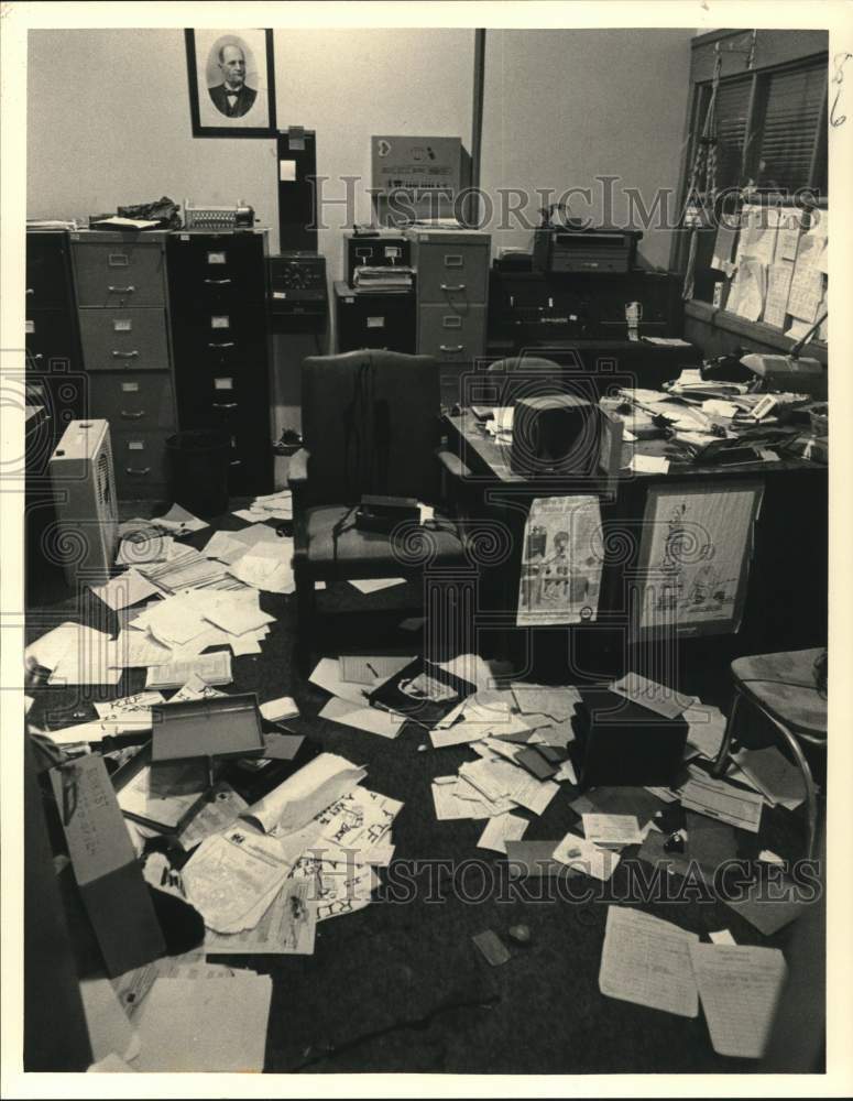 1987 Press Photo Vandalism at Foose School Office on Sycamore Street - pna00332- Historic Images