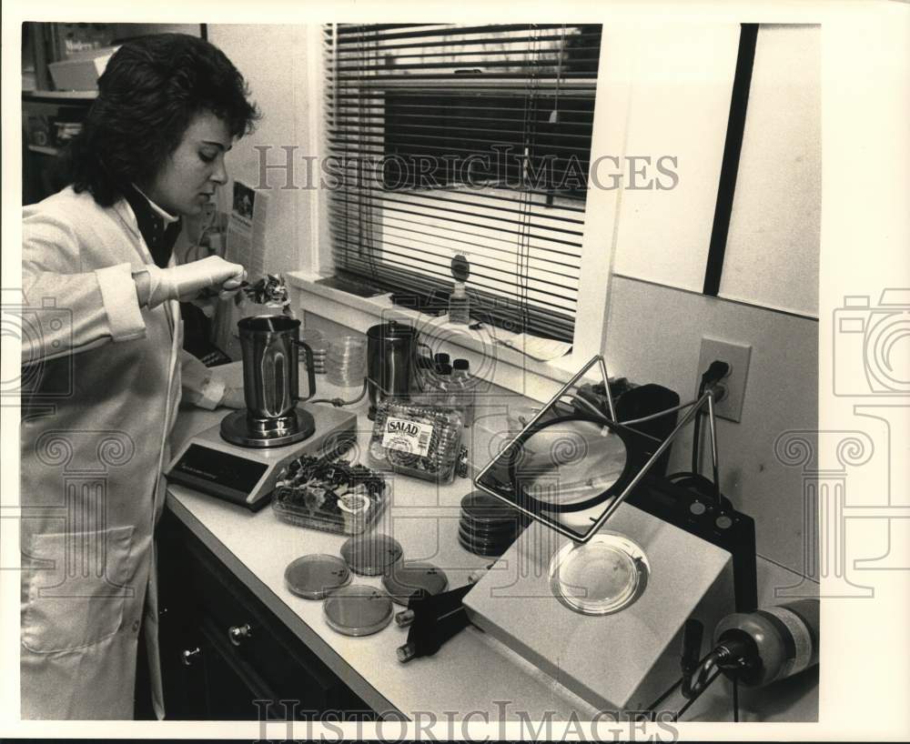 1989 Press Photo Kelly Hale, Quality Control Manager at Food Laboratory- Historic Images