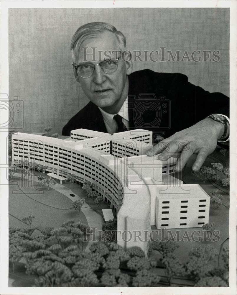 1966 Press Photo George T. Harrell Jr. with Model of Hershey Medical School