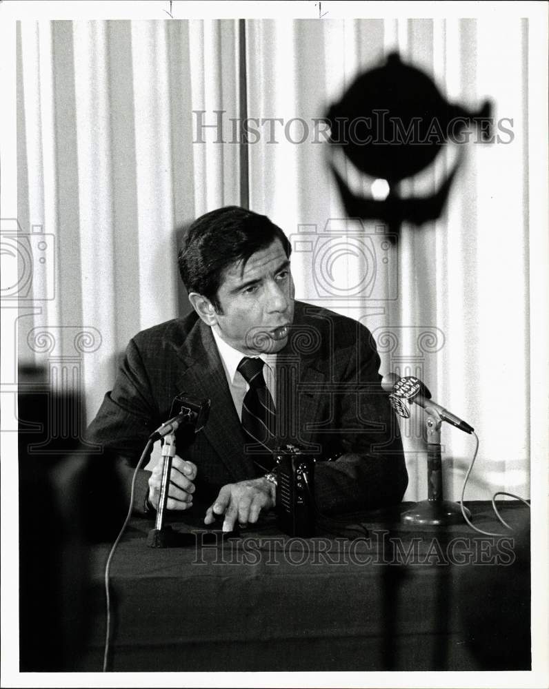 1978 Press Photo Jules Bergman Speaking at Penn Harris Conference - pna03461- Historic Images