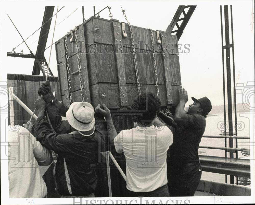 1987 Press Photo Billy Diamond Crew Lowers Box into River on Walnut Street, PA- Historic Images