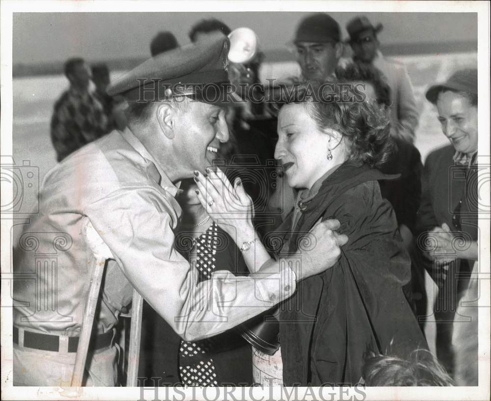 1955 Press Photo Major William H. Baumer Greeting His Wife - pna04112- Historic Images