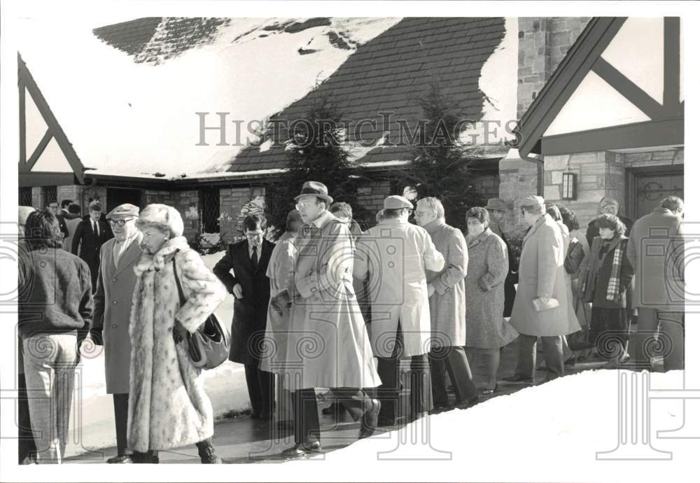 1987 Press Photo Dwyer Memorial Attendees Leaving Service - pna04415- Historic Images