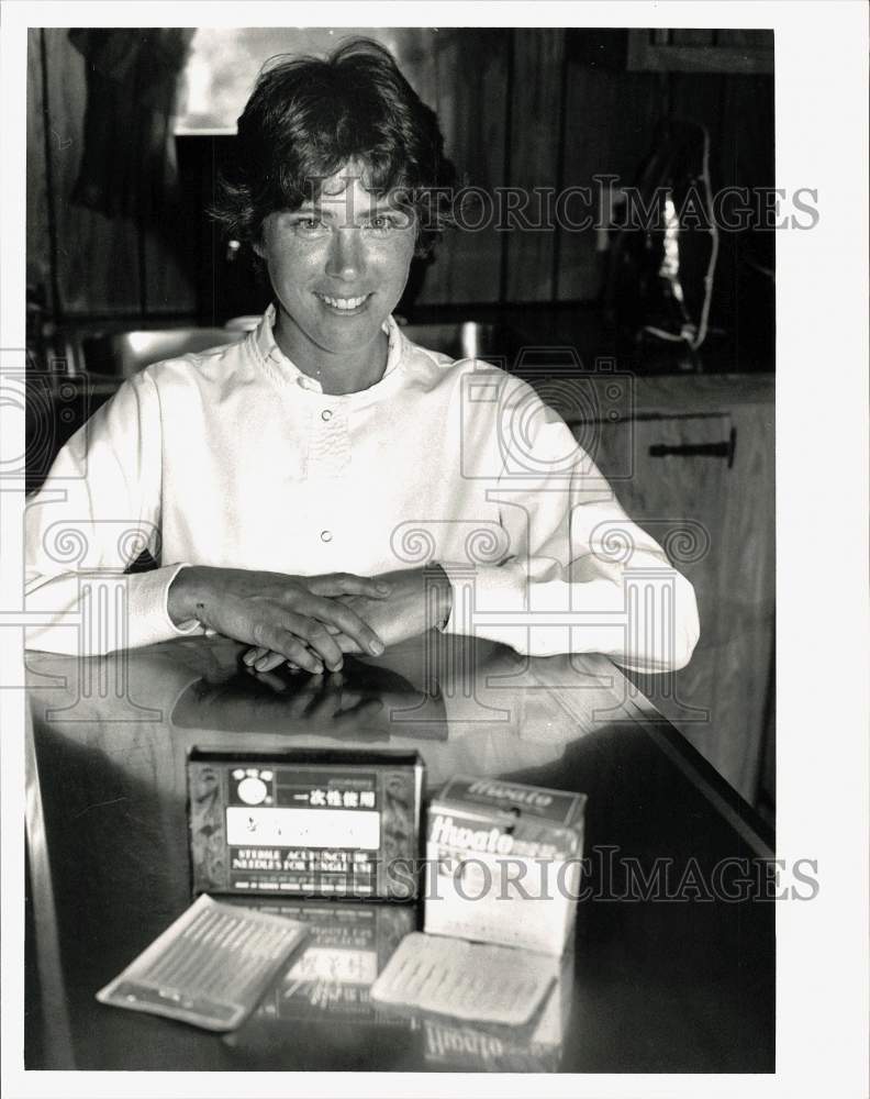 1992 Press Photo Dr. Patricia Whittaker with Acupuncture Equipment - pna04871