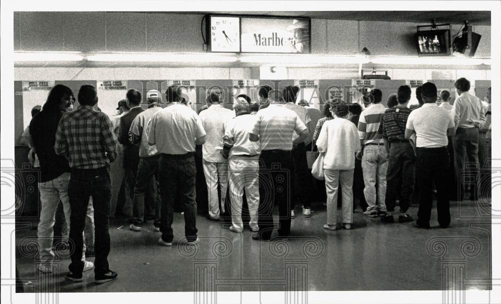 1991 Press Photo Gamblers at the Kentucky Derby Betting Booths - pna05693- Historic Images