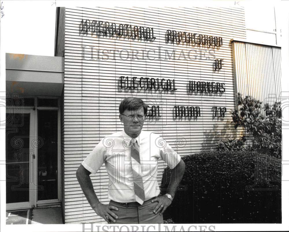 1992 Press Photo George Dearbaum at Electrical Workers Union Building- Historic Images