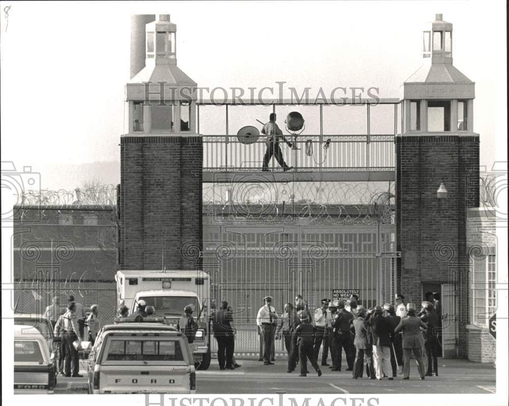 1989 Press Photo Police at Main Gate of Camp Hill Prison During Riot - pna06317- Historic Images