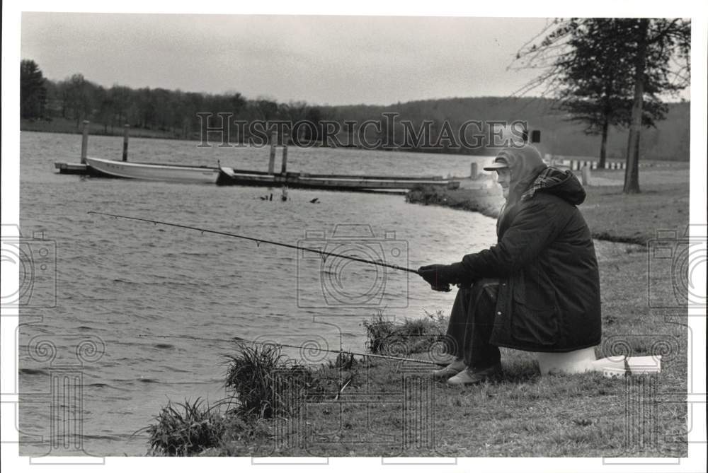 1988 Press Photo Paul German Fishing at Little Buffalo State Park Lake- Historic Images