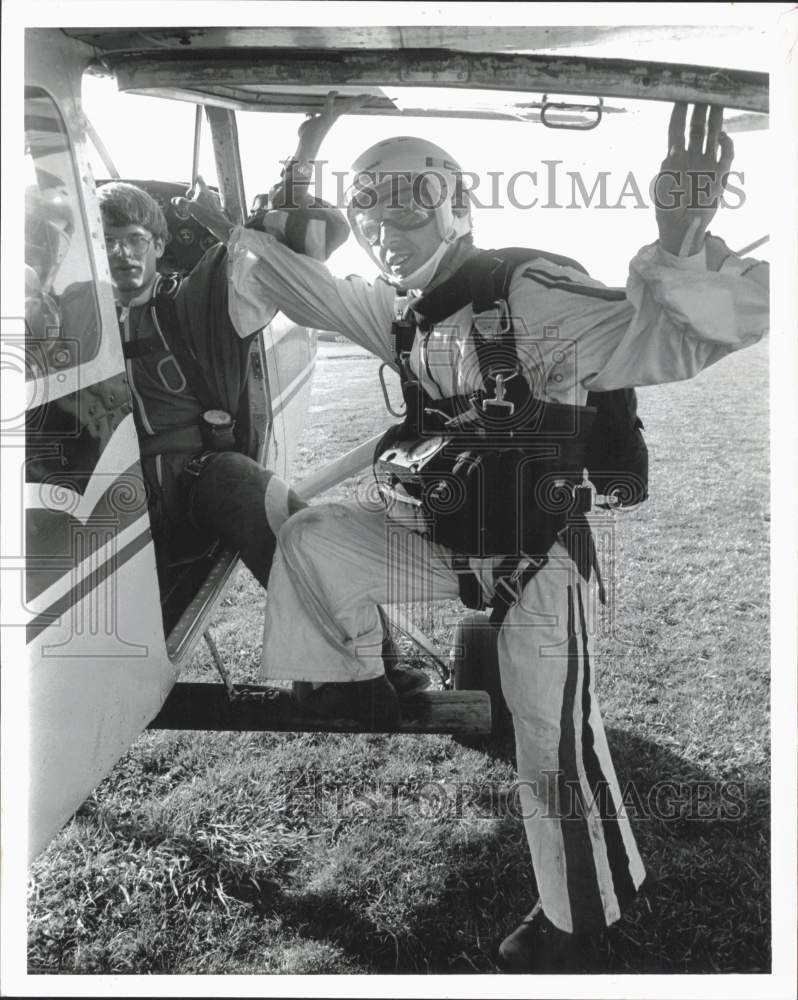 1979 Press Photo Skydivers Randy Garman and Don Vayu of Elizabethtown on Plane- Historic Images