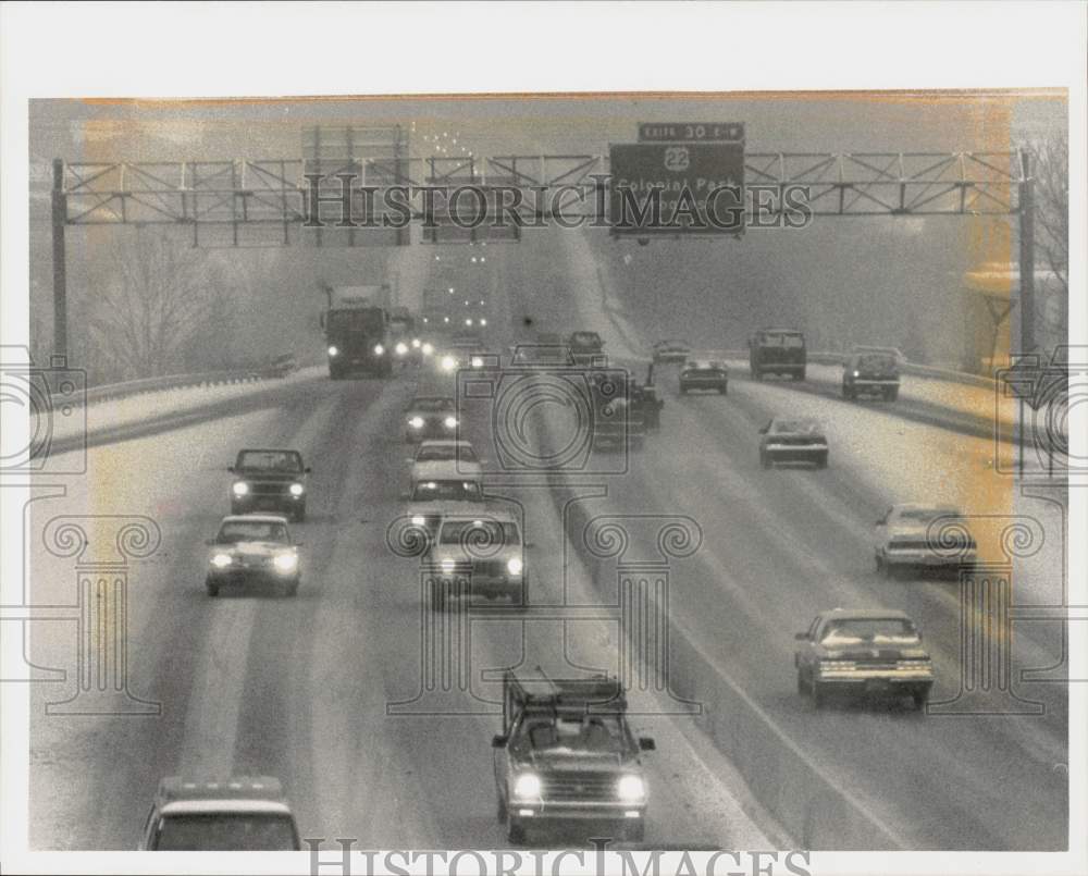 1992 Press Photo Automobile Traffic Driving in Snow Near Colonial Park Exit- Historic Images