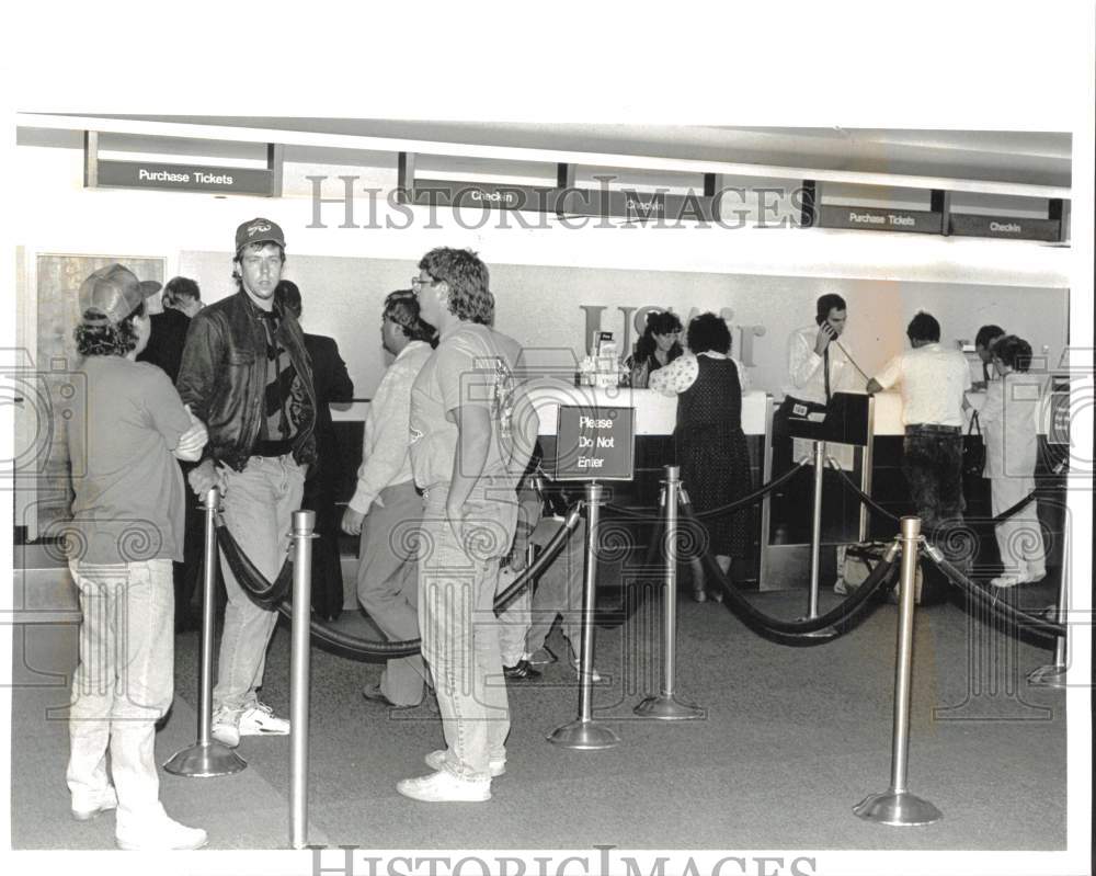 1992 Press Photo Alexander Neary in Line with Passengers at Airport Union Strike- Historic Images