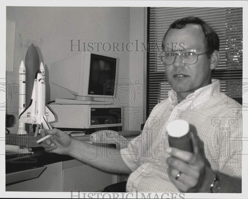 1989 Press Photo Dr. Steve Turns at NASA Center for Space Propulsion Office