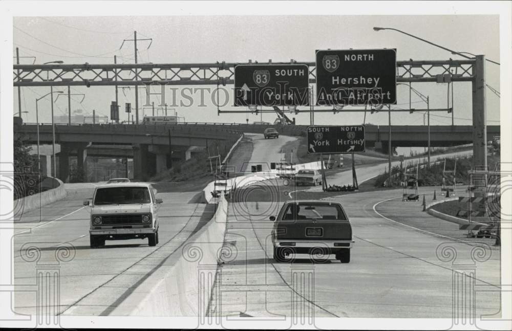 1981 Press Photo Cars Driving on Interstate 83 Under 2nd Street Ramps