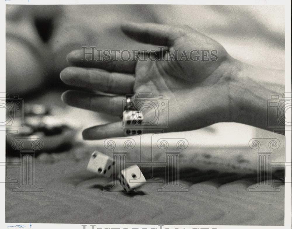 1988 Press Photo Janet Donahoe Rolling Dice at &quot;Bunko&quot; Game - pna09087- Historic Images