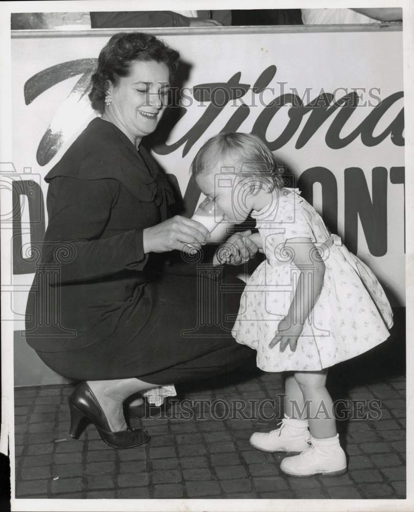 1955 Press Photo Governor George M. Leader&#39;s Wife and Daughter Jane Ellen- Historic Images