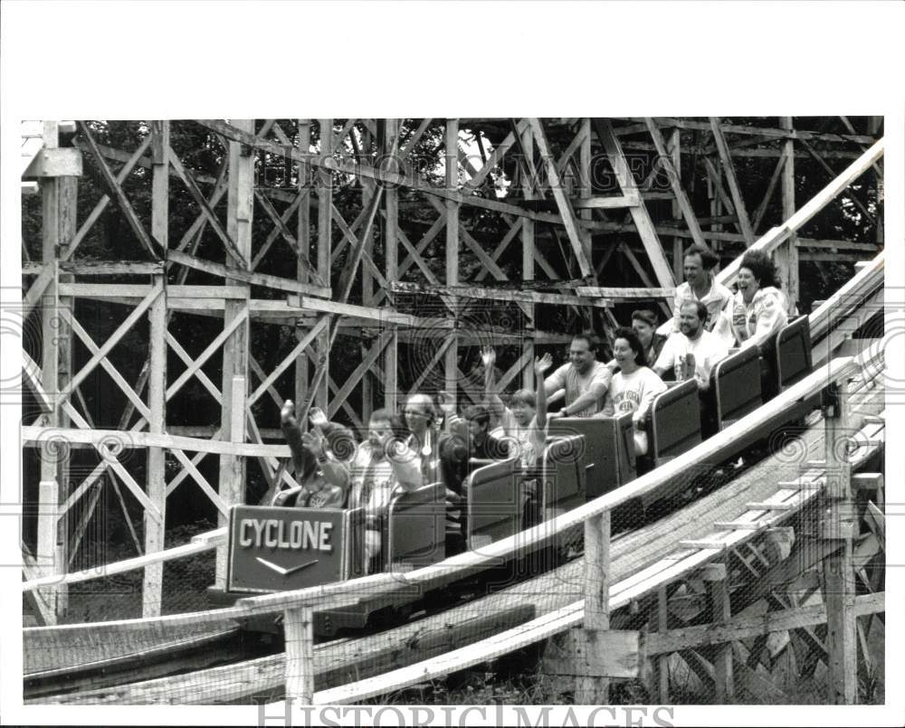 1992 Press Photo Roller Coaster Club Riding Cyclone at Williams Grove Park- Historic Images