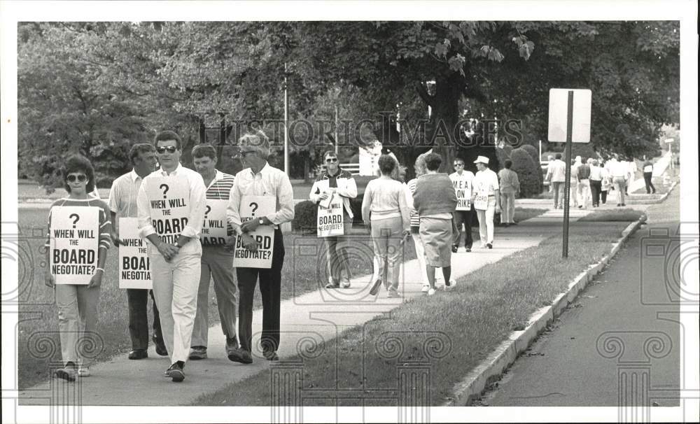 1988 Press Photo Mechanicsburg High School Teachers at Union Strike - pna12594- Historic Images