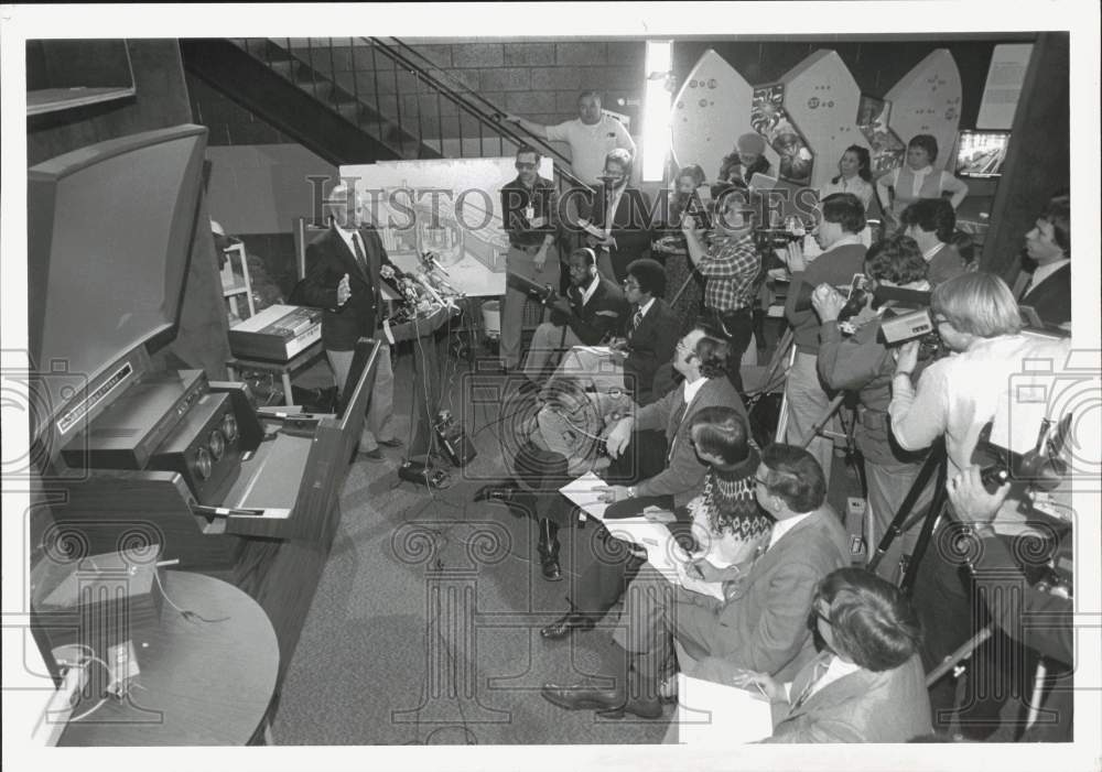 1979 Press Photo Robert Arnold Speaking at Press Conference - pna13136