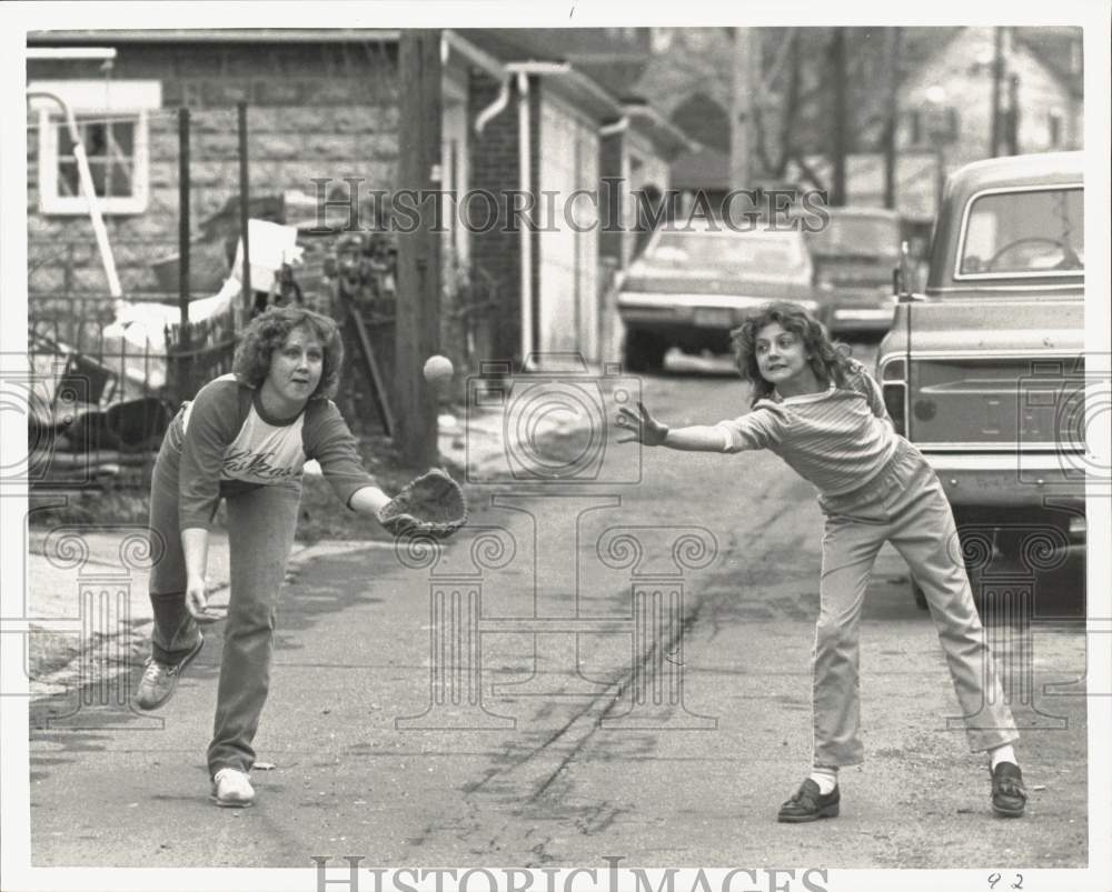 1984 Press Photo Ellen Jungren and Kim Byers Playing Baseball in Harrisburg- Historic Images