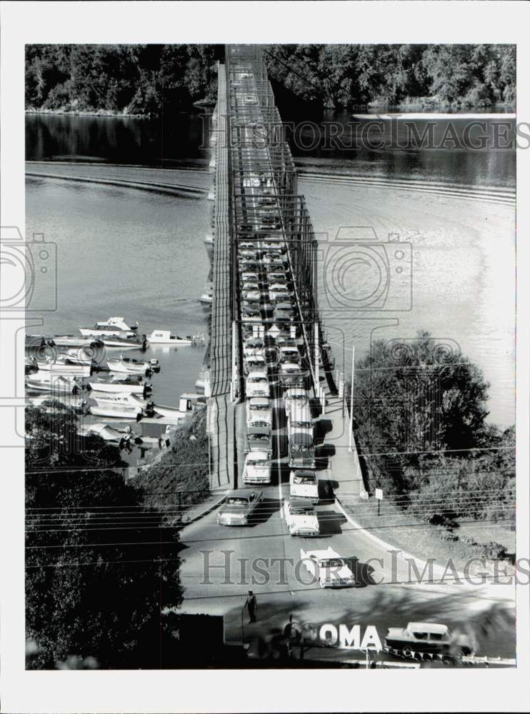 1958 Press Photo Traffic on Walnut Street Bridge in Wormleysburg, Pennsylvania