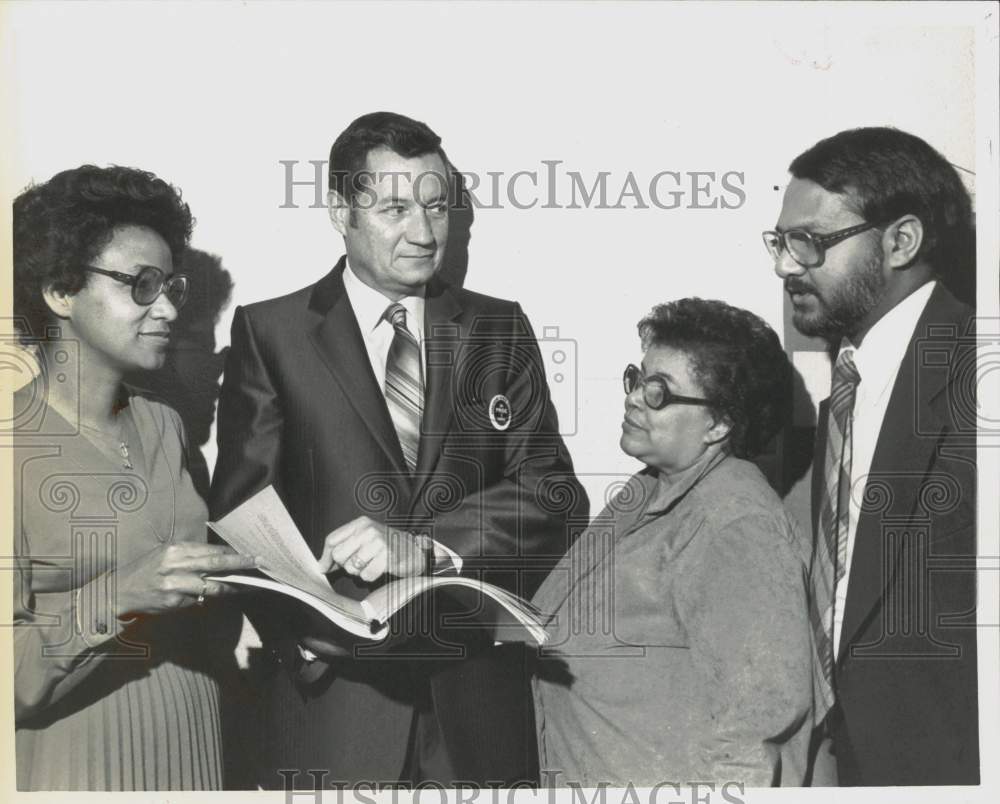 1982 Press Photo NAACP Members with Education Chairman Larry Myers - pna14501- Historic Images