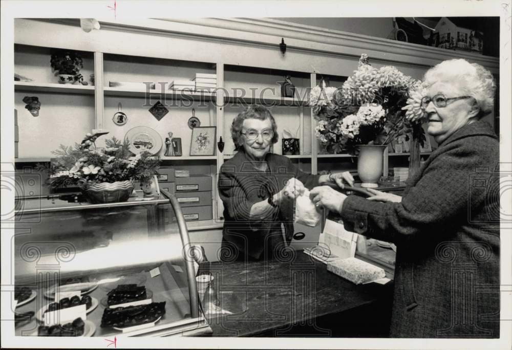 1984 Press Photo Anna Needham at Store with Grace Boltz in Elizabethtown- Historic Images