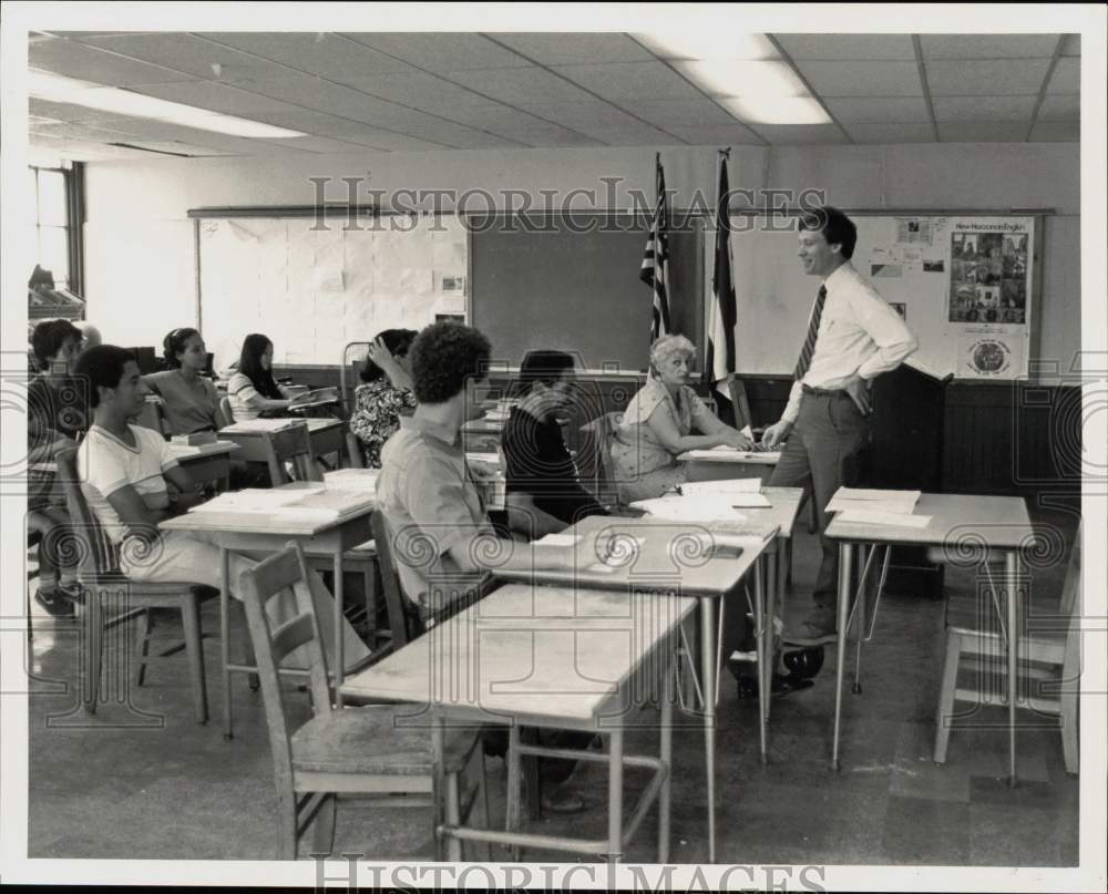 Press Photo Teacher Glenn Deaver at Spanish Community Center English Class
