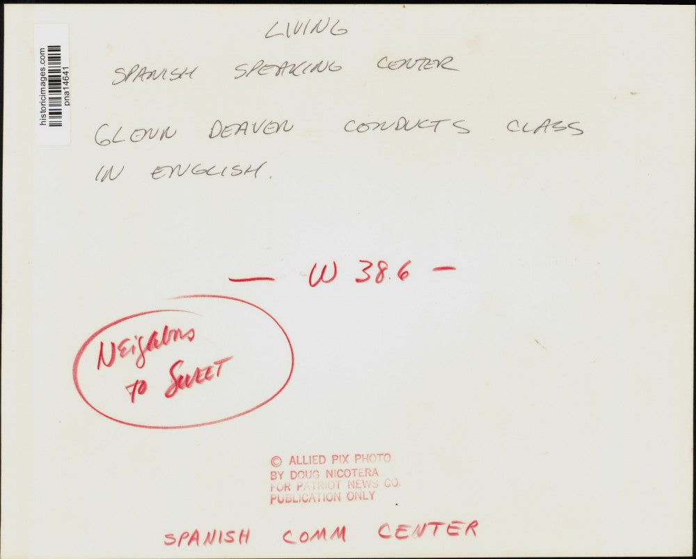 Press Photo Teacher Glenn Deaver at Spanish Community Center English Class