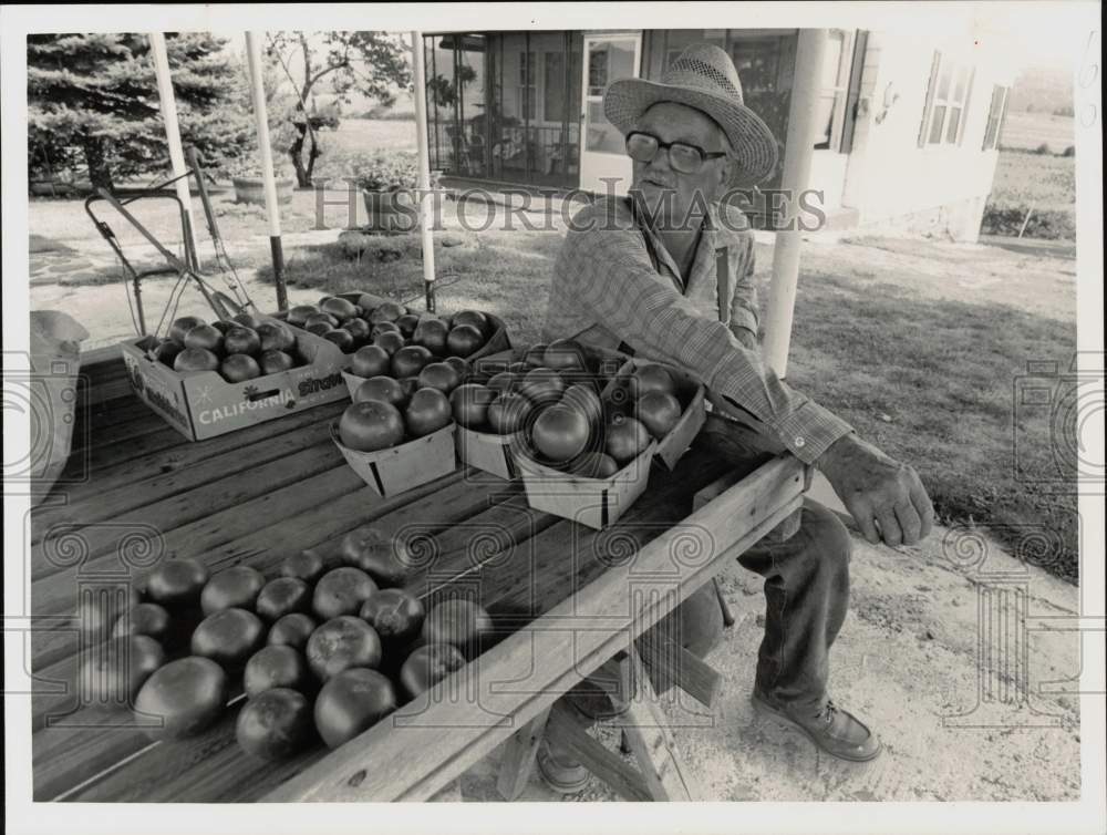 1987 Press Photo Farmer Floyd Vaughn at Roadside Stand in Shermandale- Historic Images