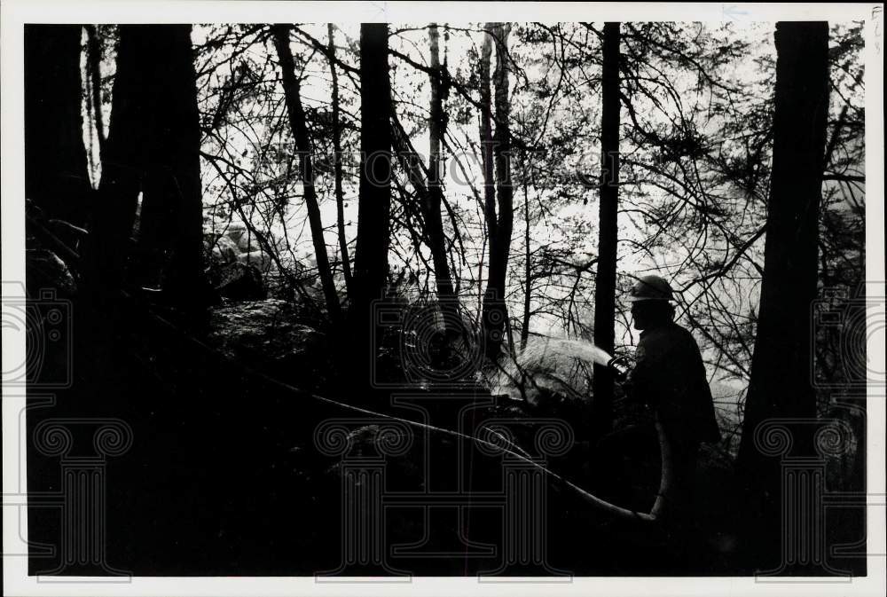 1988 Press Photo Perry Forney of the Department of Forestry at Mountain Fire- Historic Images