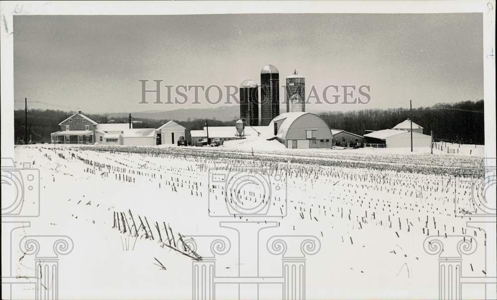 1987 Press Photo Snow Covering Field and Barns at the Kopp Family Farm