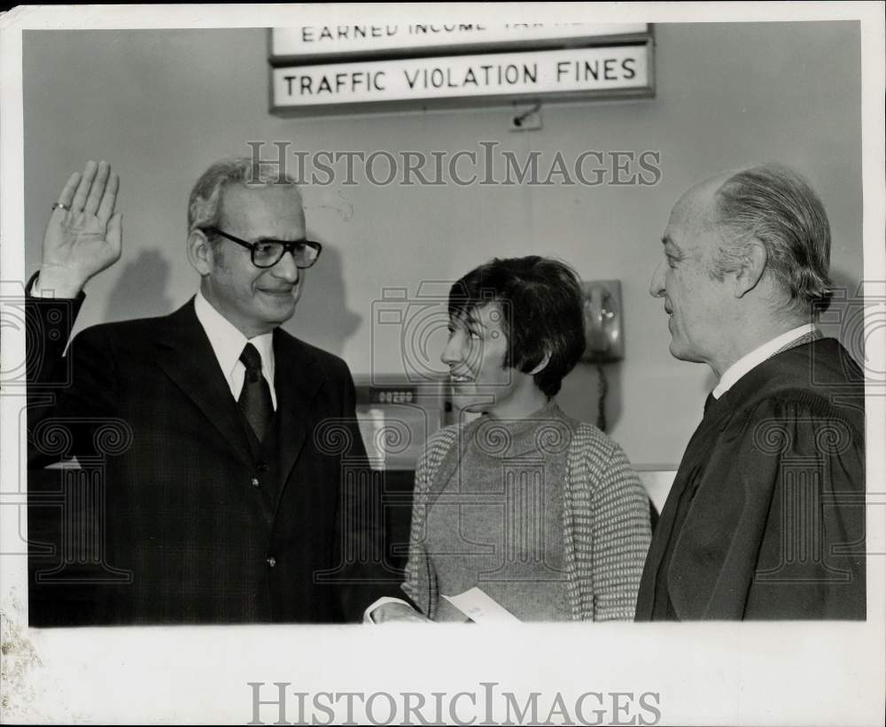 1976 Press Photo Harrisburg City Treasurer Richard Simon with Judge Lee Swope- Historic Images