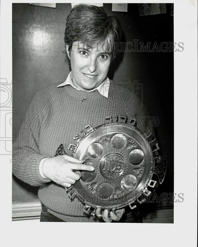 1987 Press Photo Rickie Monaco with Plate for Jewish Event - pna20425- Historic Images